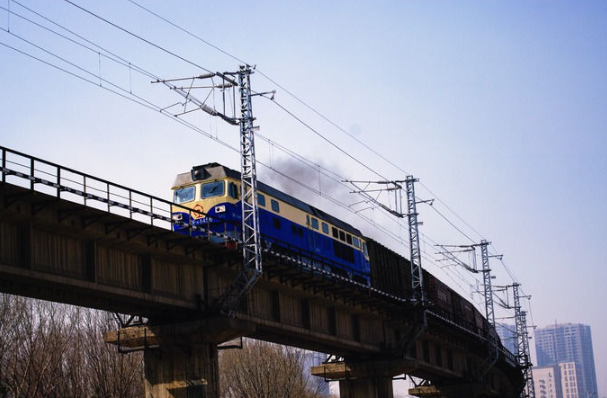 軌道交通|低功耗低電壓嵌入式工業(yè)主機(jī)在火車上的數(shù)據(jù)處理應(yīng)用
